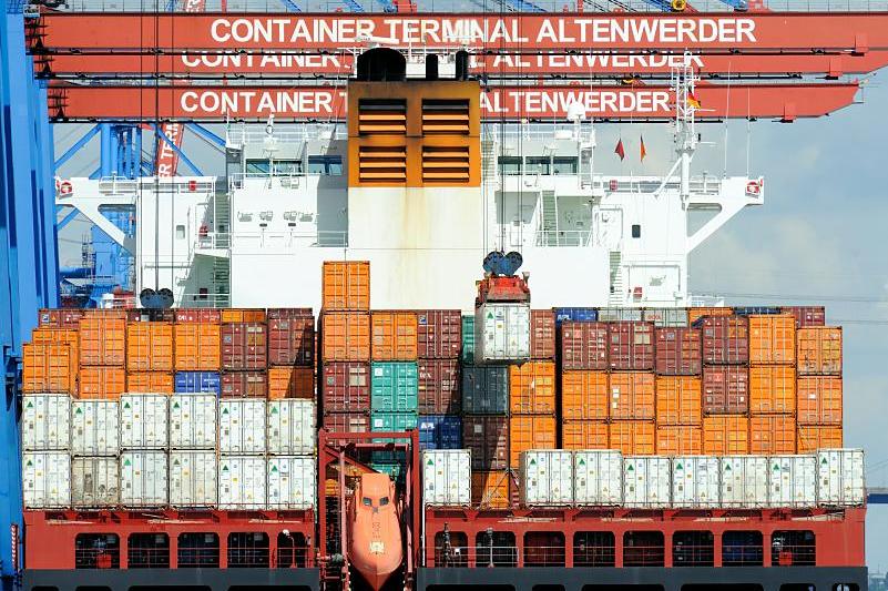 11600_5223 Schiffsheck mit Containerladung und Freifallrettungsboot - Containerbrücken. | HHLA Container Terminal Hamburg Altenwerder ( CTA )